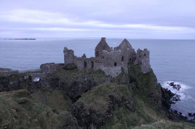 Dunluce Castle, der er bygget på en basaltskrænt ud til Det irske Hav, var engang et symbol på magt. Under en storm i 1639 faldt en del af borgen i havet, og bygningen blev forladt.? Foto: Privatfoto
