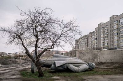 En Lenin-statue er væltet omkuld i et trøstesløst kvarter. ?Foto: fra bogen