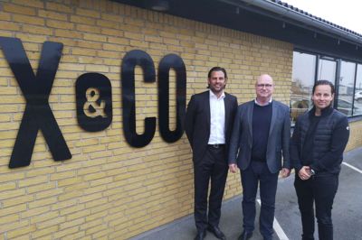 Direktør i X&CO Jan Larsen i en sandwich med Kasper Laurits Hansen Happel (tv.) og Rasmus Højfeldt (th.) fra Digital Group. De to sidstnævnte ejer nu alt ved X&CO, også lokalerne, der blev gennemrenoveret i 2015. Det betyder omvæltninger for Jan Larsen og resten af folkene bag Herning-virksomheden.? Foto: PR-foto