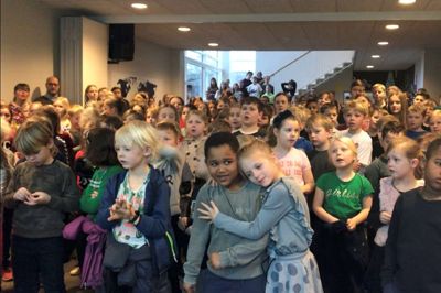 22 februar 2019 klokken præcis 8.42 sang 4700 skoleelever fordelt på 13 skoler »Hallo Hallo« i live radio på DR P4 Midt og Vest. At så mange børn på samme tid synger den samme sang, vil ifølge en pressemeddelelse fra Herning kommune sætte ny rekord til Børnenes Rekordbog. ?Foto og video: Christina Yoon Petersen