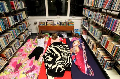 Nogenlunde sådan her havde man forestillet sig situationen fredag aften og natten til lørdag på biblioteket i Ikast, men den planlagte læsemaraton er udskudt til efteråret. Billedet her stammer fra en læsemaraton på Hammerum Skole. ?Foto: Flemming Hansen