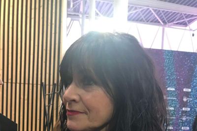 Kirsten Siggaard glæder sig til at fejre den store grandprixfest. Hun så fantastisk festlig ud med flotte sølvsko. Hun synger lige så godt, som hun altid har gjort. Her synger hun »Kan du se, hvad jeg sagde«, som blev grandprix-vindersangen i 1988.