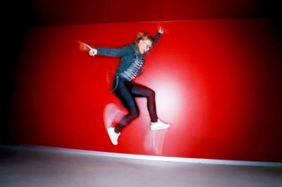 - Selv børn, der ikke har et sprog endnu, kan lave fagter og danse til musik, og det gør musikken til et universelt sprog, vi kan tale med hinanden på, siger tv-vært Silja Okking. Foto: Carsten Lauridsen