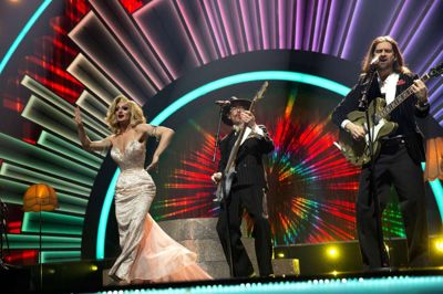 Lørdagens melodigrandprix i Jyske Bank Boxen blev en pinlig affære, mener anmelderne fra en lang række medier. Her er det Humørekspressen, der optrådte med sangen »Dronning af Baren«. ?Foto: Agnete Schlichtkrul