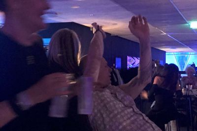 Ti vilde heste havde ikke kunne trække nattens dronning Jim Lyngvild væk fra dansegulvet. Se videoen hvor han giver den fyld dansegas med Sigmund til efterfesten i Boxen til Dansk Melodi Grand Prix 2019.
