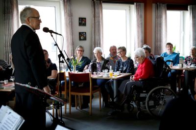 Flemming Nordenhof er både dirigent og musikalsk leder af Skjern Salonorkester, samtidig med, at han også synger på nogle numre. Foto: Henrik Ole Jensen