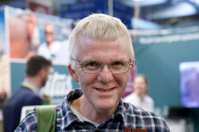 Preben Eskerod, Odder:
- Nej, jeg sætter mig gladelig op i fly. Men jeg har en god bekendt, der pludselig blev ramt af det på vej hjem med fly fra Canada. Det er ret invaliderende for ham, for han skal faktisk flyve en del med sit arbejde. Jeg overvejer selv en tur til Balkan eller Filippinerne. Det er jo lidt i hver sine ende af verden. Senest har jeg været i USA på en tur, jeg også har købt her på messen.
