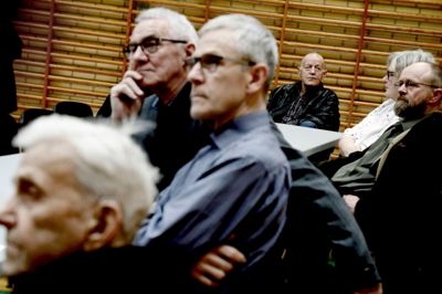 Cirka 80 mennesker var mødt op til Ulvefrit Danmarks møde i lørdags i Ørnhøj Hallen, hvor den finske ulveforsker Kaj Granlund var inviteret for at fortælle om ulve og hybrider og forskellen på dem. Miljø- og fødevareminister Jacob Ellemann-Jensen (V), der er ansvarlig for ulvelovgivningen, var også inviteret, men havde meldt afbud. ?foto: henrik Ole Jensen
