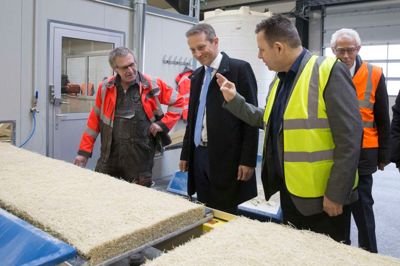 Finansminister Kristian Jensen (V) lyttede til, hvordan produktionen foregår på Troldtekt. Foto: Tom Laursen