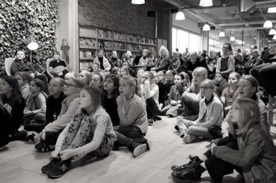 Lørdag formiddag er der fællessang på biblioteket. ??Foto: Pr-foto