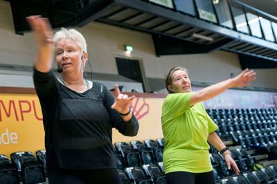 Anledningen til arrangementet skal findes i de to søstre Karin (t.v.) og Grethe Hvass Petersen initiativ til at samle de to foreninger. Karin Hvass Petersen er fra Ikast senior sport & motion, mens Grethe Hvass Petersen er fra Spentrup. ??Foto: Tom Laursen