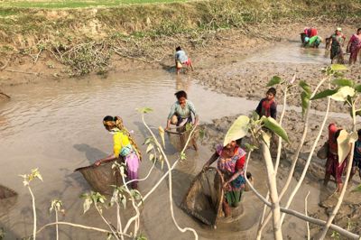 Kraftig monsunregn har gjort det umuligt at dyrke ris i det vestligste Nepal. Folkekirkens Nødhjælp anlægger kunstige fiskesøer som et alternativ til rismarker. ?Foto: PR-Foto