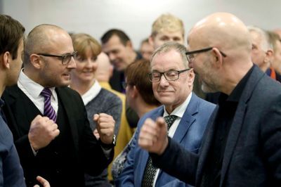 Ernst B. Knudsen - her i midten på valgnatten - har som konservativ været med i byrådets seneste budgetforlig, men efter hans nye status som løsgænger opfatter borgmester Lars Krarup ham ikke længere som en del af forliget. ?Foto: Flemming Hansen
