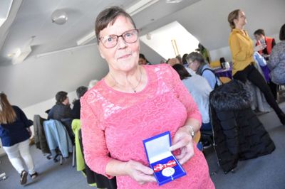 Aase Andersens 40-årsjubilæum i hjemmeplejen blev fejret i Rolighedsparken, og den 74-årige hjemmehjælper blev tildelt dronningens fortjenstmedalje i sølv. Foto: Jacob Hove