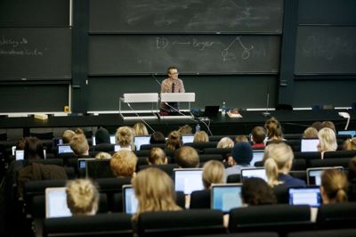 Ifølge undersøgelsen har de kvindelige studerende større tendens til at opleve symptomer på stress end de mandlige. 21 procent af de kvindelige studerende i undersøgelsen oplever altid eller ofte stærke stressymptomer i forbindelse med deres studium i dagligdagen. Tallet for de mandlige studerende er 14 procent. Foto: Kasper Palsnov/Ritzau Scanpix