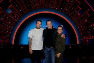 Søren Baadsgaard i midten med dette års to værter Joakim Ingversen Linde og Silja Okking. Efter børnenes fest plejer Søren Baadsgaard altid at give en omgang til sine medarbejdere for at fejre, at endnu et show er gået godt. - Vi har en tradition om, at jeg gerne skal finde et brunt værtshus i den by, hvor vi er, hvor jeg kommer til at give lidt øl. Sidst vi var her, der var der forskellige værter og gæster, som lige pludselig stod og var med i et eller andet musiknummer, hvor de stod og overtog instrumenterne fra et liveband, griner Søren Baadsgaard. ?Fotos: Henrik Ole Jensen