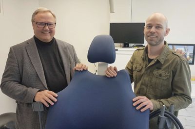 Tandlæge Klaus Lytzhøft (t.v.) stopper 1. juni. Klinikken flytter fra Fonnesbechsgade til Bryggergade, hvor ægteparret Simon (t.h.) og Louise Kold har klinik. Patienter og personale flytter med, oplyser de to kolleger.? Foto: Palle Heering Nielsen