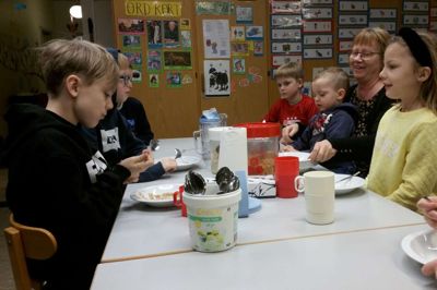 Maria Brännäng og de andre ansatte fortsætter i Børnehuset Fasterholt. Hver morgen sørger hun for, at skolebørnene får noget at spise, inden skolebussen klokken 07.07 henter dem.?foto: jesper wind