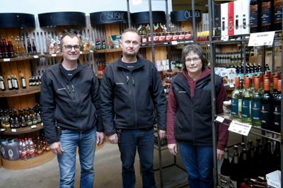 Karsten Antonsen, (t.v.), Jesper Pedersen og Lise-Lotte Pedersen har siden 2008 været ejere af familievirksomheden Midtjysk Gartnerhal, som forældrene stiftede for 40 år siden.? Foto: Flemming Hansen