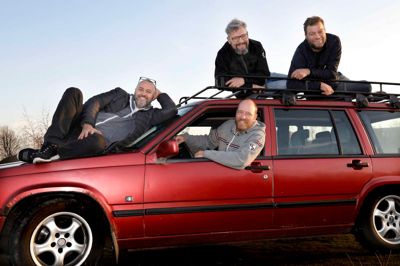 Det er denne godt 20 år gamle Volvo med 483.000 kilometer på tælleren, de fire midaldrende mænd til sommer skal køre Europa tynd i som deltagere i Carbage Run 2019. Fra venstre er det Søren Led-Jensen, Johnny Fonnesbech, Jesper Skovlund Nielsen og Søren Nikolajsen. ?Foto: Henrik Ole Jensen