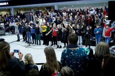 Mellem 80 og 90 elever fra Herningsholmskolen var på scenen i ankomsthallen ved Jyske Bank Boxen for at underholde gæsterne, som ventede på at komme ind for at opleve MGP lørdag aften.? Foto: Flemming Hansen