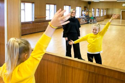 11-årige Katrine Nybo Hildebrand og hendes mor, Jannie Nybo Hildebrand, i danselokalet i Herning i ugerne op til MGP-showet. I går var den unge herningenser med på holdet, som blev nummer 3 ved MGP i Jyske Bank Boxen.?Foto: Tom Laursen