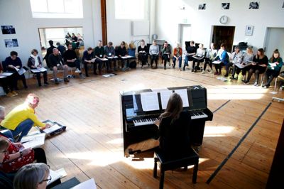 Der blev taget notater og lyttet intenst med, da sanger Tine Fris-Ronsfeld i går underviste i nordisk korklang på Den Jyske Sangskole under kursusweekenden »Unge Stemmer«.?Foto: Flemming Hansen