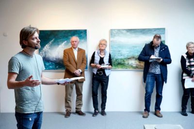 Simon Aaen fortalte ved ferniseringen om sin kunst - og udtrykte håbet om, at gæsterne i hans værker kunne finde det usete i det sete. Foto: Flemming Hansen