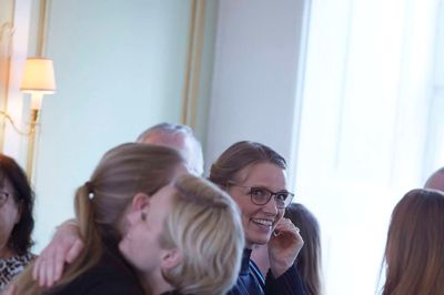 38-årige Pauline Sonne-Schmidt fra Ikast, der her kigger ind i kameraet, er den ene af to modtagere af Helene Elsass Prisen 2019, som blev uddelt i går. Foto: Christian Stæhr