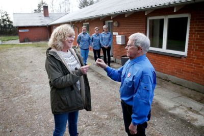 Husformand Kurt Sørensen fik æren af at give nøglen til Birthe Østergaard, som bliver den nye ejer og udvikler af lejren. ? Foto: Flemming Hansen