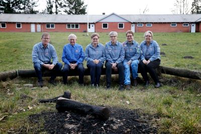 Kredsledelsen og husformanden tager afsked med Lejrcenter Nørager. Fra venstre Bo Sørensen, Kurt Sørensen, Grethe Karlsmose, Ellen Staal, Lotte Damsgaard og Kirsten Thoftgaard. Foto: Flemming Hansen