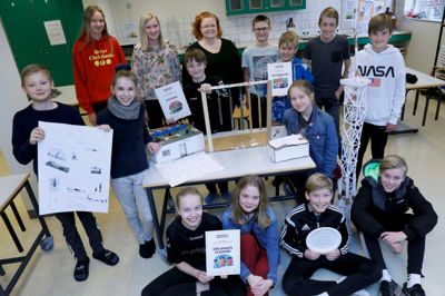 6A på Vinding Skole vandt den halve maratondistance i Naturfagsmaraton. Der er 17 elever i klassen - her er 15 af dem sammen med Anna Nykjær Nielsen, der underviser i natur og teknik. ? Foto: Henrik Ole Jensen