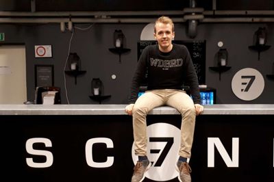 19-årige Esben Aarup fra Lind på baren i Scene 7. ?Foto: Henrik Øster-Jørgensen