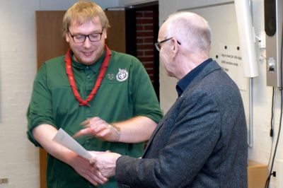 Præsident Bjarne Kjærsgaard, Ikastegnens Y's Men's Club, stod for at overrække donationerne. Her er det Steffen Tolstrup, KFUM-spejderne i Ikast, der tager imod. Foto: Privatfoto