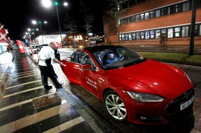 Restauratør Morten »Kok« Thomsen fra Restaurant Noli har en passion for både mad og elbiler. Han arrangerer derfor to middage, hvor man kan lære mere om elbiler og få en prøvetur. De to arrangementer i april bliver med den nye Tesla Model 3, mens billedet er fra et lignende arrangement i 2014, hvor det var den relativt nye Tesla Model S P85, som var på menuen. ? Foto: Flemming Hansen