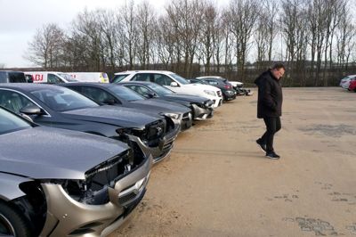 Værkstedschef Flemming Lind hos Ejner Hessel A/S i Herning ved de ødelagte biler, hvor tyvene er gået alene efter forlygterne.? foto: jesper wind