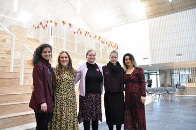 Fra venstre ses de fem pædagogstuderende Sedef Sahin, Alberte Bech Gregersen, Line Vestergaard Nielsen, Ninna Rabjerg Philipsen og Shahrabani Shafagatova.