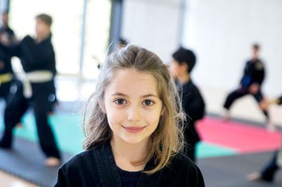 Olga Ajudo, 8 år, Ikast:
- Det gør jeg, fordi jeg vil kunne forsvare mig selv. Det er ikke, fordi jeg går og er bange i hverdagen, men hvis der nu en dag skete noget, så har jeg mulighed for at komme ud af situationen. Det er også sjovt at gå til, og mange af de andre er blevet mine gode venner.