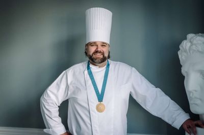 Torben Bangs allerførste forelskelse i konditorkager kan føres tilbage til barndommens besøg i Trianon i Herning. Nu modtager han den fineste hæder i konditorverdenen: Årets Saint Honoré Orden. ?Foto: PR-foto