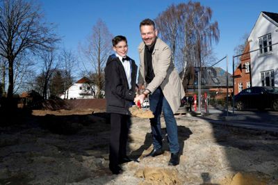 To gange Mikkel - Mikkel Svaneklink fra Herning Kirkes Drengekor samt arkitekt Mikkel Wienberg fra Friis & Moltke - stod for gravearbejdet, da der i går var første spadestik til den kommende udvidelse af Herning Kirkes Kirkehus.?Foto: Henrik Ole Jensen