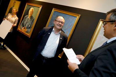 Ole Olesen (t.v.), formand for Sunds IF - her med borgmester Lars Krarup - modtog i aftes byrådets pris som årets idrætsleder. Billedet til venstre: Byråds-salen var fyldt op med prisvindere, heriblandt spillere fra FCM og Herning Blue Fox. ? Foto: Henrik Ole Jensen