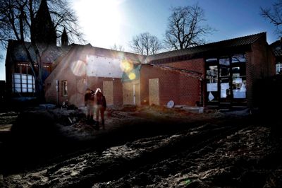 Der er revet en bygning ned ud mod Østre Kirkevej for at gøre plads til udvidelsen af det eksisterende kirkehus.?Foto: Henrik Ole Jensen