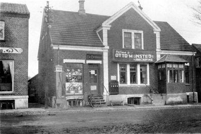 Købmandsforretningen Chr. Christensen lå i 1920'erne på Hammerum Hovedgade, hvor der blev solgt benzin direkte fra kantstenen. ? Foto: Lokalhistorisk Samling for Gjellerup Sogn
