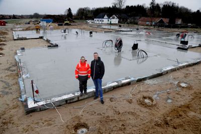 Byggeriet af den nye børnehave og vuggestue i Engesvang skrider planmæssigt frem. I denne uge ankommer de første betonelementer, og herefter går det stærkt med at komme i højden. Det fortæller Pia Danchell, der projektleder fra Ikast-Brande Kommune, og Rudi Mikkelsen, leder af Engesvang Børnehuse. ? Foto: Henrik Ole Jensen