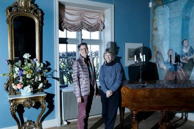 To af dem, der var med, da Historisk Forening blev stiftet for 40 år siden, og som begge har siddet i bestyrelsen, Wenche Aamodt (t.v.) og Inge Lise Jensen, der her er truffet på Herningsholm, Hernings ældste bygning, som de begge holder meget af, ligesom de glæder sig over, at tanken om at bevare herregården trods alt vandt over lysten til at rive bygningen ned. ?Foto: Henrik Ole Jensen