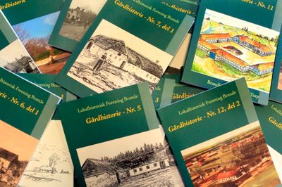 Lokalhistorisk Forening har gennem årene bidraget med en lang række udgivelser omkring den lokale historie. Blandt andet har serien af »Gårdhistorie« været populære. ?Foto: Henrik Ole Jensen