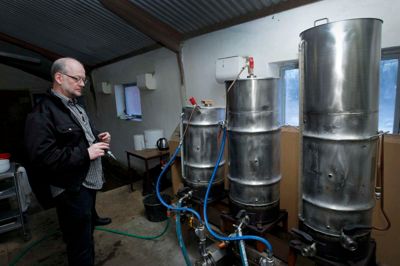 Herning Folkeblad har tidligere været på besøg hos Erik Borg, mens han bryggede øl privat. Nu vælger han at åbne for salg fra Borgs Bryghus i Studsgård.? Foto: Flemming Hansen
