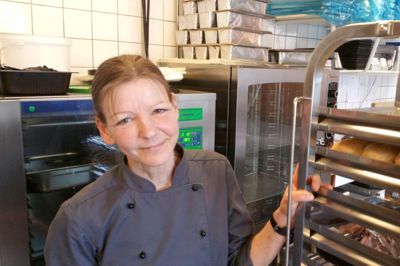 Lisbeth Henriksen er hele Studsgårds madmor. Hun bager selv og nægter at bruge frostvarer, for hun vil vide, hvad det er, hun serverer for folk. ? foto: jesper wind