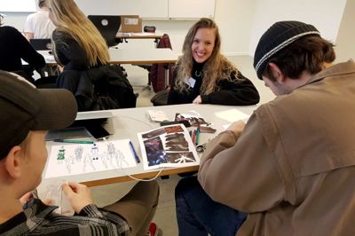 Astrid Nyborg Sørensen var i går gymnasielærer på Herning HF og VUC for en dag. Den kommende designer omvendte klasselokalet til et studio, hvilket tydeligvis sendte nogle af eleverne på glat is, mens andre viste tegn på talent. ?Foto: Philip Horup