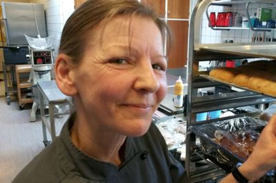 Forpagter Lisbeth Henriksen har sushi som sin livret. Det er det bedste, man kan servere for hende - og hun kan ikke selv finde ud af at lave den japanske spise med rå fisk.? foto: jesper wind